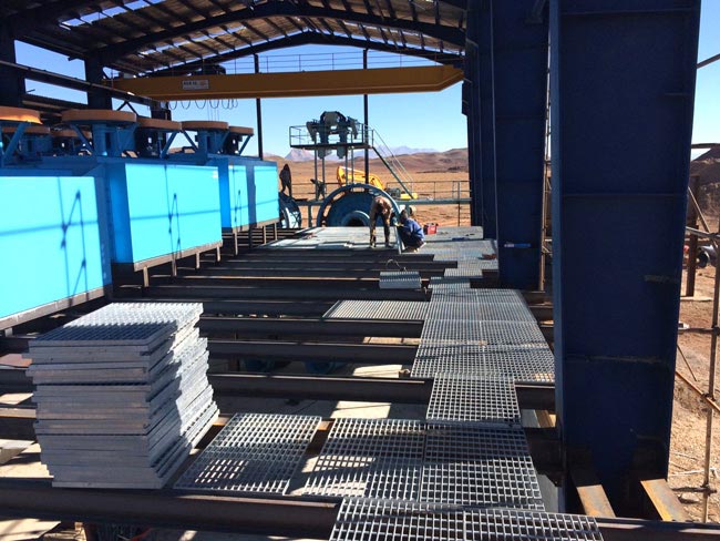 浮選工藝生產(chǎn)線架設(shè)現(xiàn)場(chǎng) 浮選工藝生產(chǎn)線架設(shè)現(xiàn)場(chǎng)