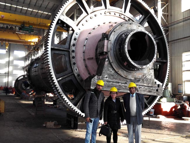 來訪客戶與球磨機廠家合影留念 來訪客戶與球磨機廠家合影留念