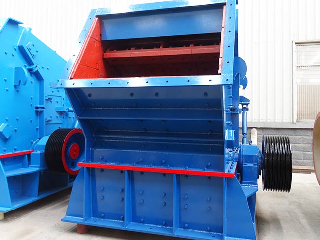  反擊式破碎機(jī)體積小、構(gòu)造簡(jiǎn)單，但是效率高