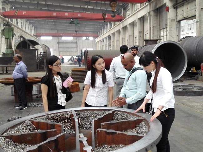 用戶來球磨機廠家參觀設(shè)備加工車間