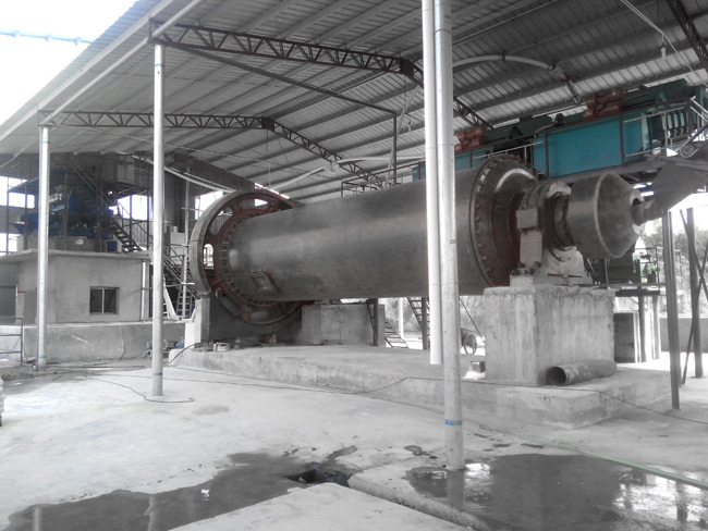 球磨機(jī)生產(chǎn)現(xiàn)場 球磨機(jī)生產(chǎn)現(xiàn)場