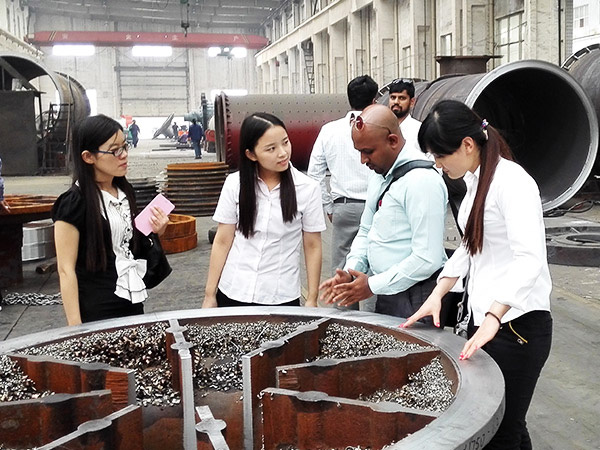 外商來球磨機(jī)廠家參觀 外商來球磨機(jī)廠家參觀