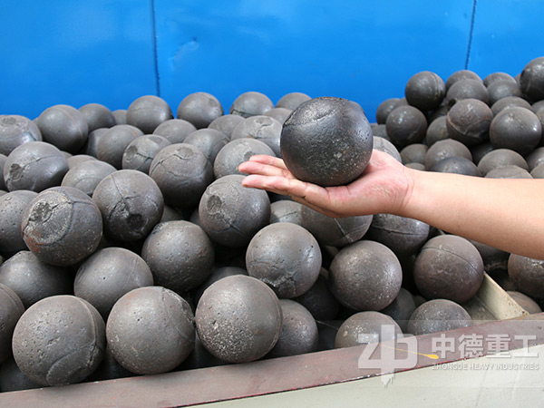 圓錐球磨機內(nèi)部的研磨鋼球展示