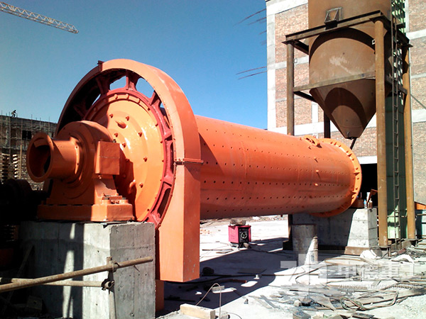 棒磨機工作中 棒磨機工作中