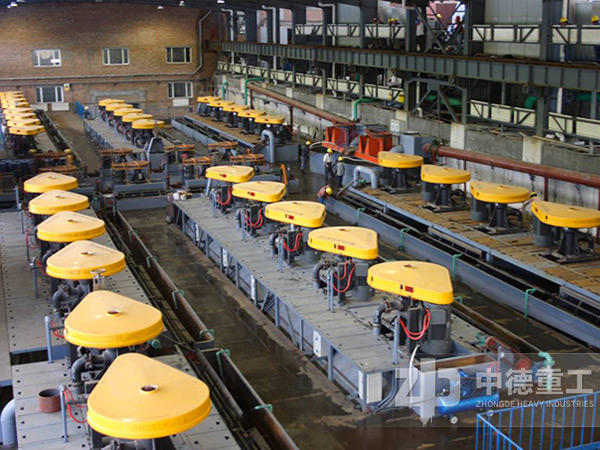 選礦生產(chǎn)車間整齊擺放的浮選機