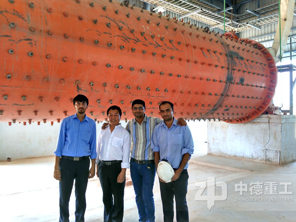 工程師與客戶合影