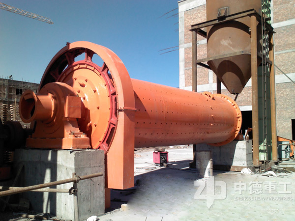 暴曬中工作的球磨機(jī)