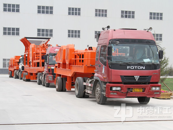 半掛車上的移動(dòng)破碎機(jī) 半掛車上的移動(dòng)破碎機(jī)