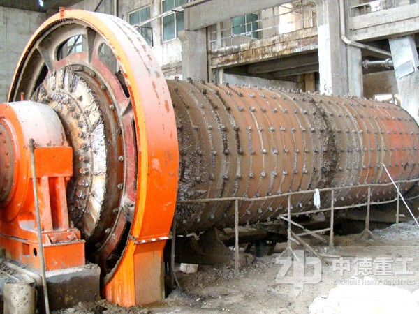 生產(chǎn)線的陶瓷球磨機(jī) 生產(chǎn)線的陶瓷球磨機(jī)