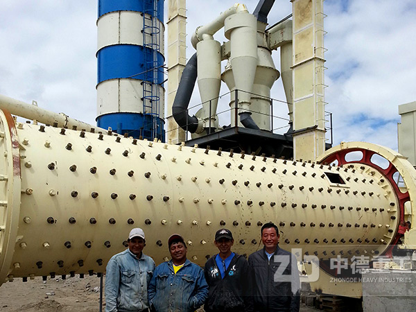 中德球磨機與客戶在現(xiàn)場合影