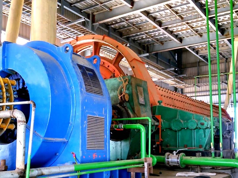 球磨機(jī)工作現(xiàn)場 球磨機(jī)工作現(xiàn)場