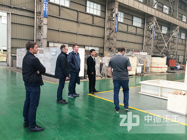 帶客戶參觀廠區(qū)車間 帶客戶參觀廠區(qū)車間