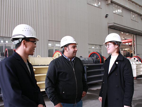 客戶(hù)在探訪廠區(qū)車(chē)間 客戶(hù)在探訪廠區(qū)車(chē)間