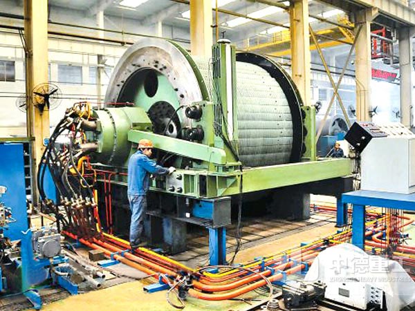 正在檢測(cè)球磨機(jī)