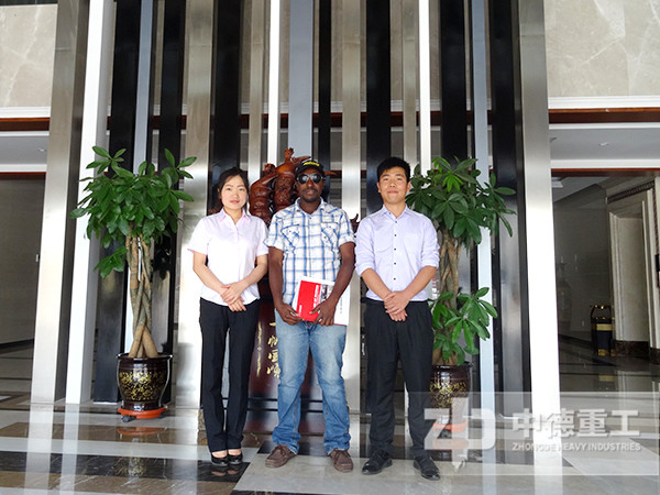 工作人員與客戶(hù)合影 工作人員與客戶(hù)合影