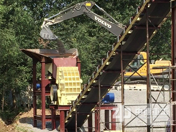 反擊式破碎機(jī)工作現(xiàn)場(chǎng) 反擊式破碎機(jī)工作現(xiàn)場(chǎng)