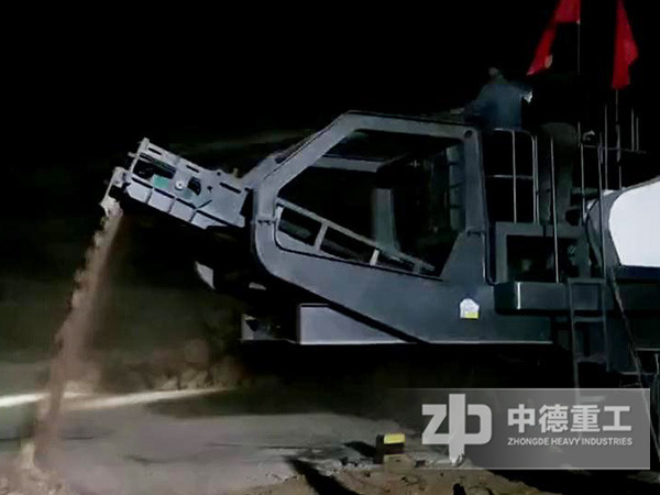 移動式破碎機夜間生產場景