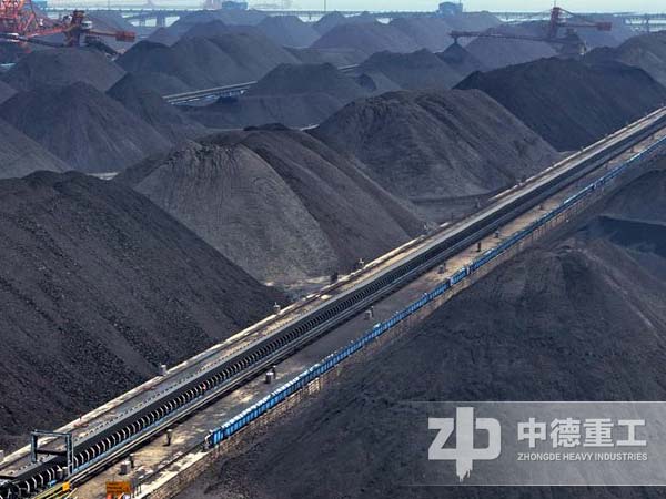 煤炭加工廠堆積著大量需要使用的煤，這些煤需要經(jīng)過(guò)專業(yè)設(shè)備處理以后才能使用