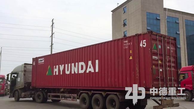 大清早前來拉設備的貨車已經(jīng)停滿了廠區(qū)，有的裝好準備出發(fā)，有的還在排隊等待