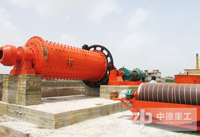 磨礦階段使用的球磨機(jī)設(shè)備，研磨介質(zhì)可使用其他材質(zhì)