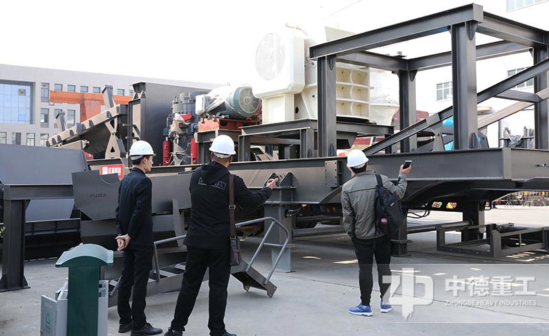客戶來(lái)河南中德廠區(qū)參觀考察移動(dòng)破碎站設(shè)備