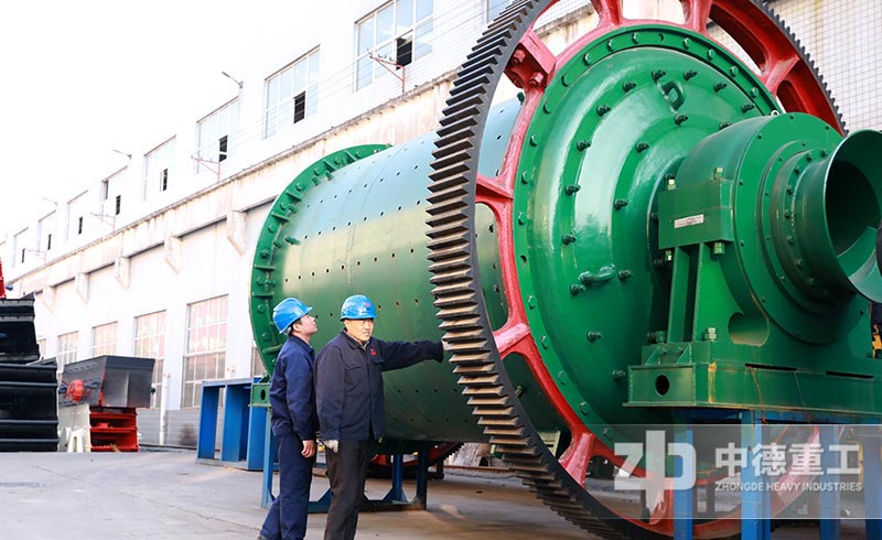 在廠區(qū)一角放置的粉煤灰球磨機(jī)2.4