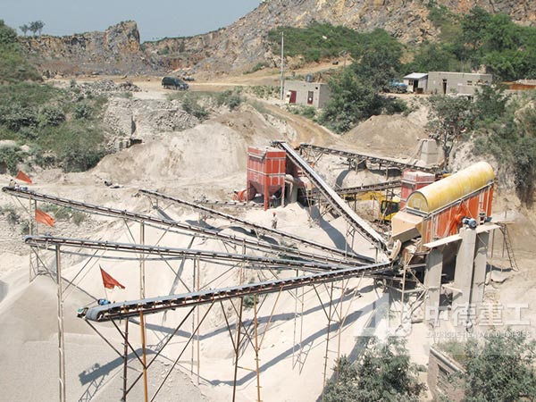 圖二：雖然是后建的砂石場，但是看著比圖一的現(xiàn)場老很多，主要是因為產(chǎn)量大，設(shè)備長時間生產(chǎn)的原因