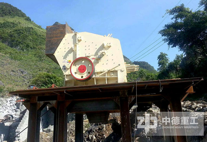 石墨選礦生產(chǎn)線破碎段用設(shè)備——反擊式破碎機(jī)