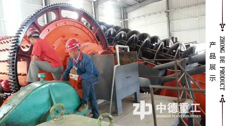 老師傅正在保養(yǎng)機(jī)器