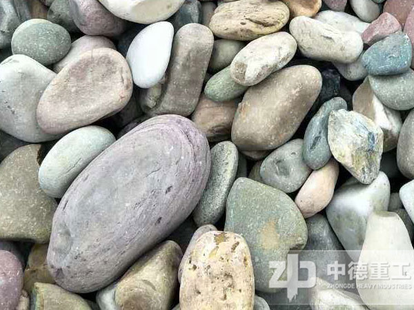 長期經(jīng)歷浪打水沖、礫石碰撞、泥沙打磨，如今呈現(xiàn)在我們眼前的是已經(jīng)圓滑通透的鵝卵石