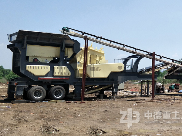 反擊式破碎機(jī)是固定破碎設(shè)備中的常用設(shè)備，流動反擊石子破碎機(jī)是移動破碎機(jī)中的新星