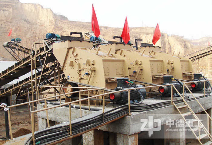 反擊式破碎機(jī)在中硬物料的破碎作業(yè)中表現(xiàn)良好，具有破碎粒度均勻、粒型優(yōu)美、產(chǎn)量大、設(shè)備耐用等優(yōu)點(diǎn)