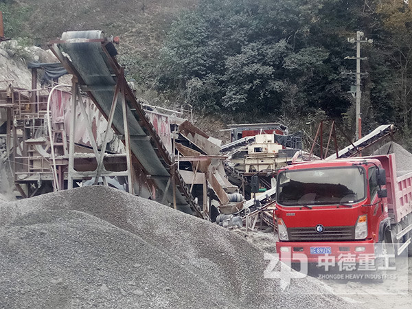 鵝卵石質(zhì)地緊密、堅(jiān)硬，是制砂的好材料，制砂設(shè)備生產(chǎn)廠家早就考慮到用戶會(huì)用鵝卵石制砂的情況