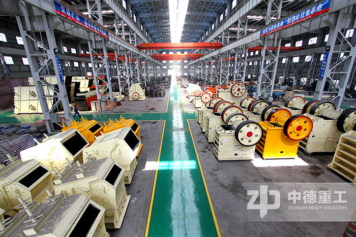 中德小型粉碎沙石機(jī)生產(chǎn)車間