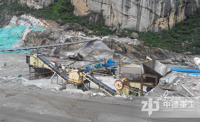中等硬度石料破碎現(xiàn)場