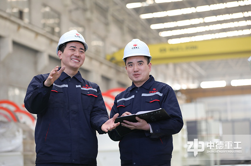 工人在探討設(shè)備工作中